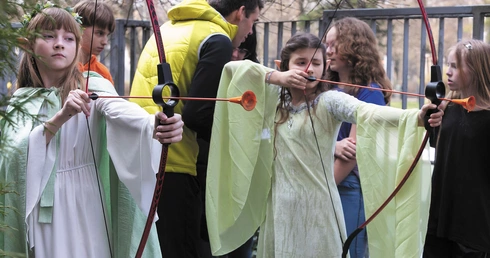 Elfy w krainie familoków. Jak Tolkien zainspirował szkołę