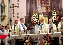 Bp Sławomir Oder przekazuje dekret kustoszowi ks. Marcinowi Wojtczakowi.