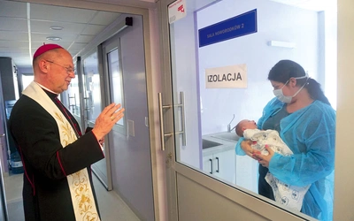Błogosławieństwo matki i dziecka, przebywających w izolatce. 