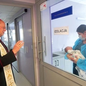 Błogosławieństwo matki i dziecka, przebywających w izolatce. 