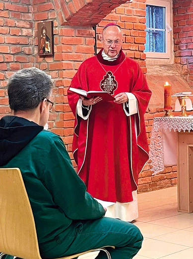 Biskup w kaplicy Aresztu Śledczego w Gliwicach.