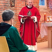 Biskup w kaplicy Aresztu Śledczego w Gliwicach.