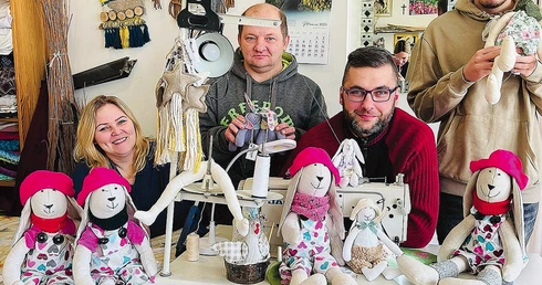 	Zespół przy pracy nad swoimi dziełami.