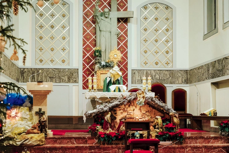 	Centralnym punktem ołtarza głównego jest figura Chrystusa Króla, wykonana z cementu. Autorem tego dzieła był artysta plastyk Ignacy Zelek z Torunia, który stworzył także figury św. Teresy i św. Antoniego, umieszczone w przedsionku świątyni.