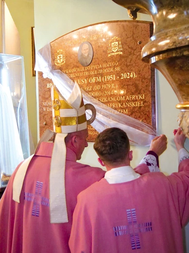 	Odsłonięcie i poświęcenie tablicy upamiętniającej bp. Tadeusza Kusego.