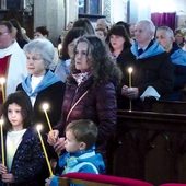 	Podejmujący Duchową Adopcję Dziecka Poczętego składali przyrzeczenia ze świecami w ręku.