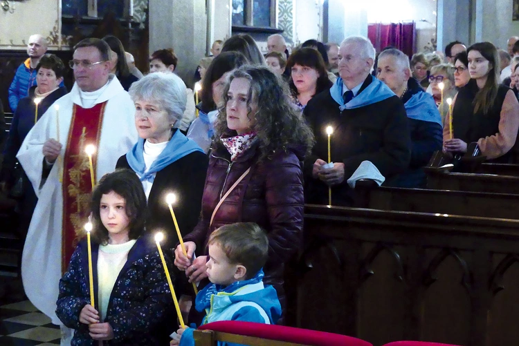 	Podejmujący Duchową Adopcję Dziecka Poczętego składali przyrzeczenia ze świecami w ręku.