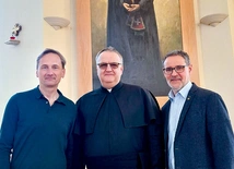	Inicjatorzy rekolekcji z patronem Polski. Od lewej: Marek Zaremba, ks. Piotr Bieniek SAC i Benon Wylegała w kościele pallotyńskim przed obrazem autorstwa Andrzeja  Boja Wojtowicza.