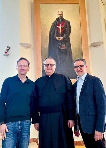 	Inicjatorzy rekolekcji z patronem Polski. Od lewej: Marek Zaremba, ks. Piotr Bieniek SAC i Benon Wylegała w kościele pallotyńskim przed obrazem autorstwa Andrzeja  Boja Wojtowicza.
