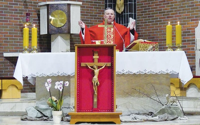 	Ks. Piotr Leśniak zaprosił swoich parafian do modlitwy przed papieskim krucyfiksem.