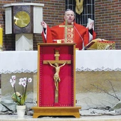 	Ks. Piotr Leśniak zaprosił swoich parafian do modlitwy przed papieskim krucyfiksem.
