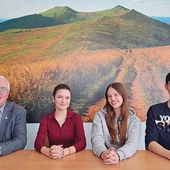 	Od lewej: dyrektor Marek Wójtowicz oraz licealiści: Lena Czachor, Malwina Kalder i Yun I Nam.