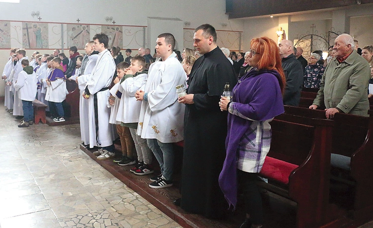 Na zakończenie spotkania wierni odśpiewali „Barkę”… 