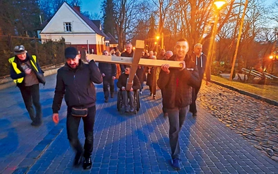 Uczestnicy pomagali sobie w niesieniu krzyża.