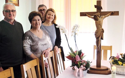 – Czas przyjęcia krzyża to szansa na poczucie bliskości Boga – mówią zgodnie Piotr Drabik (pierwszy z lewej) i jego rodzina. 