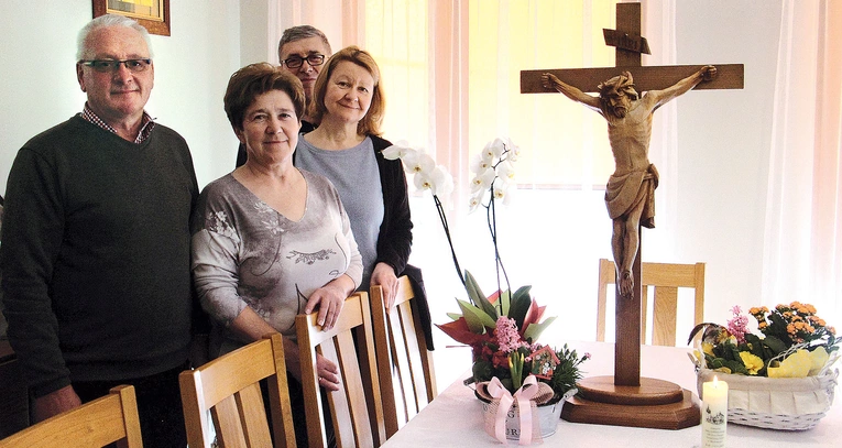 – Czas przyjęcia krzyża to szansa na poczucie bliskości Boga – mówią zgodnie Piotr Drabik (pierwszy z lewej) i jego rodzina. 