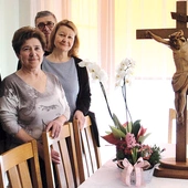 – Czas przyjęcia krzyża to szansa na poczucie bliskości Boga – mówią zgodnie Piotr Drabik (pierwszy z lewej) i jego rodzina. 