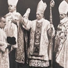 Bp Teofil Bromboszcz (w środku) w dniu sakry ze swoimi konsekratorami bp. Józefem Gawliną (z lewej) i bp. Teodorem Kubiną. 