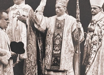 Bp Teofil Bromboszcz (w środku) w dniu sakry ze swoimi konsekratorami bp. Józefem Gawliną (z lewej) i bp. Teodorem Kubiną. 