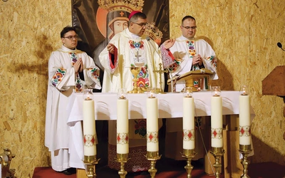 Dziękowali za diecezjalną wspólnotę m.in. kapłani, w tym bp Osial i diakoni.