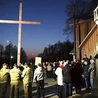 W przygotowanie i przebieg nabożeństwa wierni angażują się licznie i chętnie – od niesienia krzyża, przez zabezpieczenie trasy, aż po śpiew i rozważania.