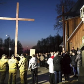 W przygotowanie i przebieg nabożeństwa wierni angażują się licznie i chętnie – od niesienia krzyża, przez zabezpieczenie trasy, aż po śpiew i rozważania.
