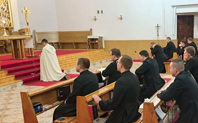 	W kaplicy seminaryjnej alumni prosili o odwagę dla tych, którzy słyszą Boże wołanie. 