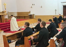 	W kaplicy seminaryjnej alumni prosili o odwagę dla tych, którzy słyszą Boże wołanie. 