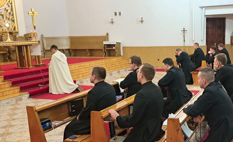 	W kaplicy seminaryjnej alumni prosili o odwagę dla tych, którzy słyszą Boże wołanie. 