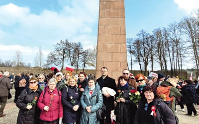 	Przy pomniku „Niosącej’’ upamiętniającym ofiary obozu.