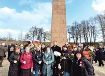 	Przy pomniku „Niosącej’’ upamiętniającym ofiary obozu.