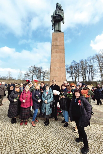 	Przy pomniku „Niosącej’’ upamiętniającym ofiary obozu.