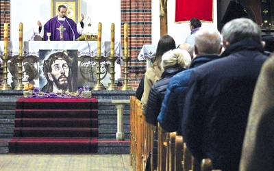 	Rekolekcjonista mówił o trudnej naturze człowieka, która łatwo obraża się na Boga.