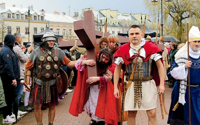 	Po raz kolejny miasto powróci do swej sarmackiej przeszłości, do wielkopostnej tradycji wspólnego przeżywania Drogi Krzyżowej.