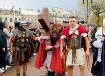 	Po raz kolejny miasto powróci do swej sarmackiej przeszłości, do wielkopostnej tradycji wspólnego przeżywania Drogi Krzyżowej.