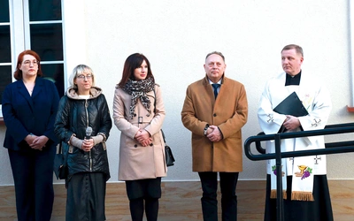 	Poświęcenie budynku po remoncie. Ks. Andrzej Wolanin, obok burmistrz Tadeusz Pieczonka.