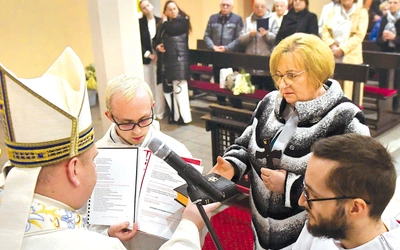 	Wdową konsekrowaną może zostać osoba, która ukończyła  60. rok życia i była raz w sakramentalnym związku małżeńskim, który ustał z powodu śmierci współmałżonka.