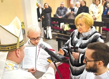 	Wdową konsekrowaną może zostać osoba, która ukończyła  60. rok życia i była raz w sakramentalnym związku małżeńskim, który ustał z powodu śmierci współmałżonka.