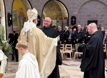 	Benedyktyn o. Efrem Stoś OSB 21 marca złożył w Ziemi Świętej śluby wieczyste. Pochodzi z Gorzowa Wlkp., był wykładowcą, a później rektorem Wyższego Seminarium Duchownego w Gościkowie-Paradyżu. Zanim wstąpił do benedyktynów, był proboszczem parafii pw. Nawiedzenia NMP w Żaganiu, gdzie znajduje się replika Bożego Grobu.