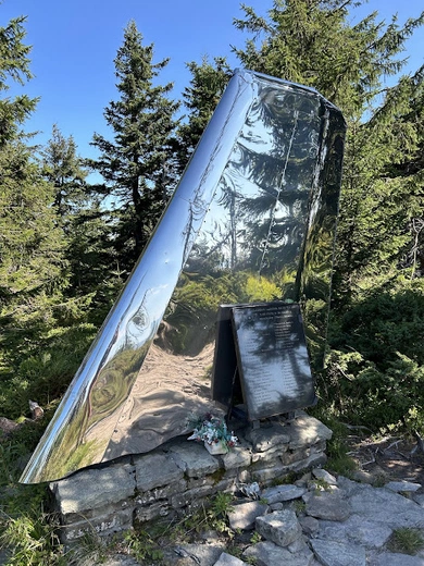 Pomnik na Policy upamiętniający ofiary katastrofy