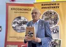Franciszek Piszczek zaprezentował publikację podczas spotkania z mieszkańcami Bierkowic.