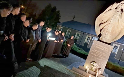 Modlitwa przy pomniku św. Jana Pawła II