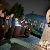 Modlitwa przy pomniku św. Jana Pawła II