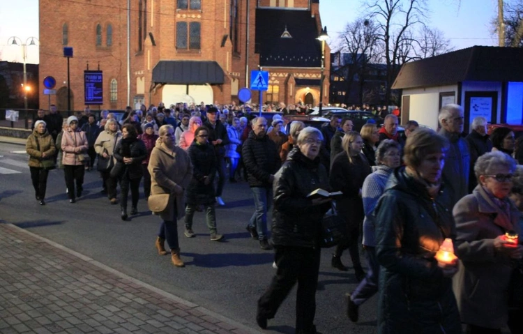 Droga Krzyżowa ulicami Kędzierzyna-Koźla w 20. rocznicę śmierci św. Jana Pawła II