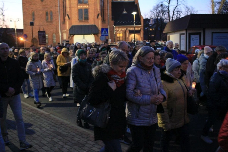 Droga Krzyżowa ulicami Kędzierzyna-Koźla w 20. rocznicę śmierci św. Jana Pawła II