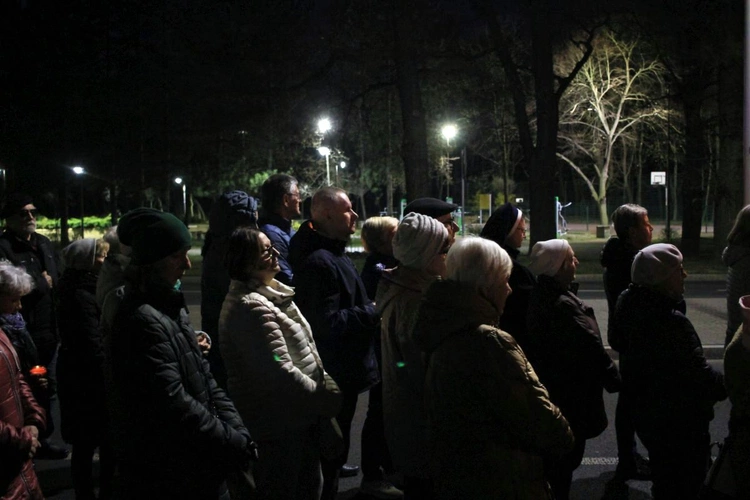 Droga Krzyżowa ulicami Kędzierzyna-Koźla w 20. rocznicę śmierci św. Jana Pawła II