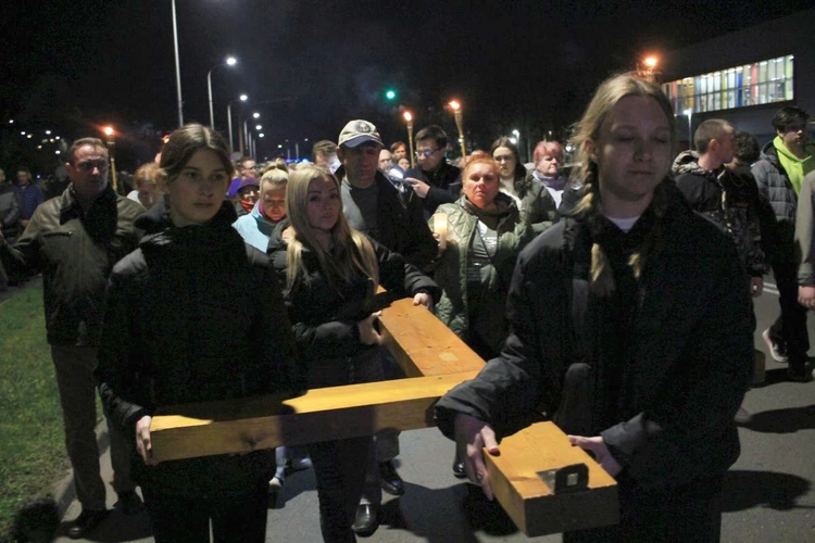 Droga Krzyżowa ulicami Kędzierzyna-Koźla w 20. rocznicę śmierci św. Jana Pawła II
