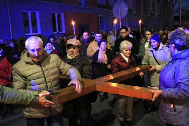 Droga Krzyżowa ulicami Kędzierzyna-Koźla w 20. rocznicę śmierci św. Jana Pawła II