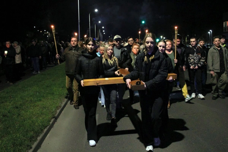 Droga Krzyżowa ulicami Kędzierzyna-Koźla w 20. rocznicę śmierci św. Jana Pawła II