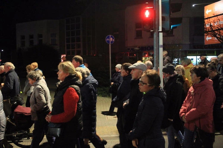 Droga Krzyżowa ulicami Kędzierzyna-Koźla w 20. rocznicę śmierci św. Jana Pawła II